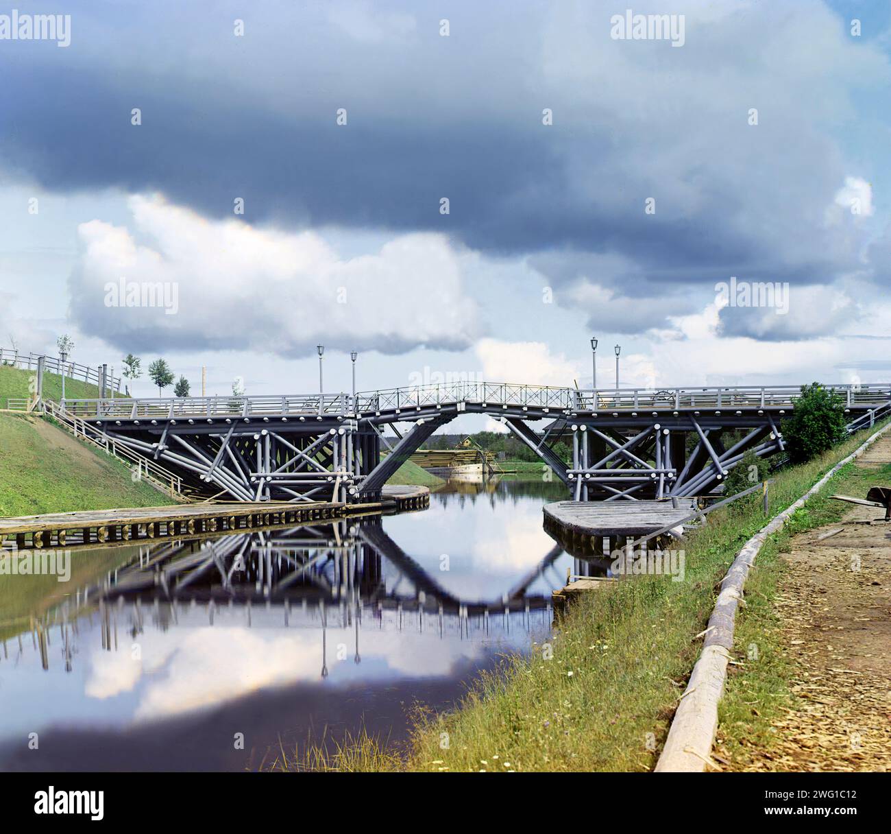 Zugbrücke auf dem Fluss Vytegra [Russisches Reich], 1909. Stockfoto