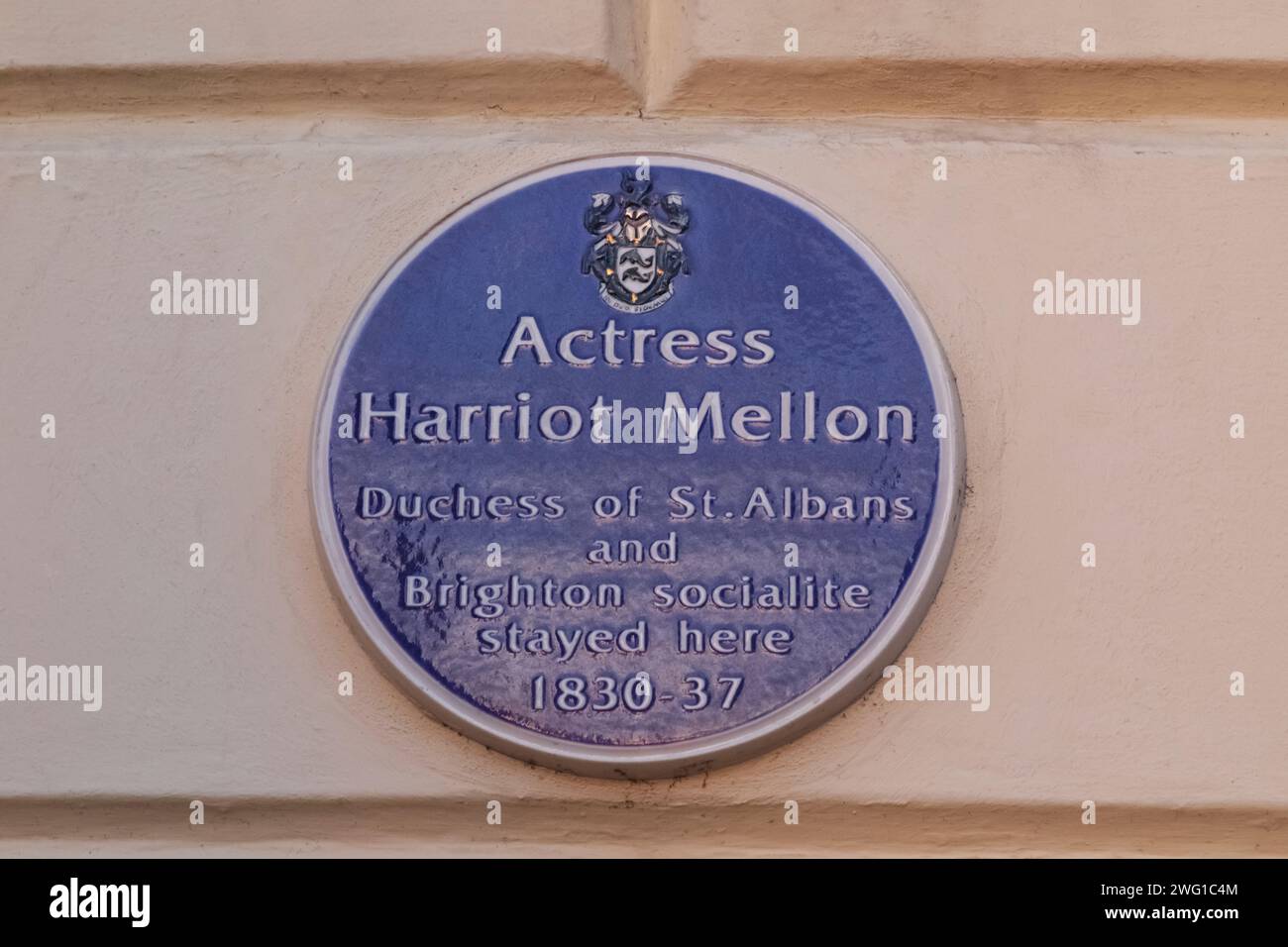 England, Sussex, East Sussex, Brighton, Blaue Plakette an die Schauspielerin Harriot Mellon an der Wand des berühmten Regency Restaurants an der Küste von Brighton Stockfoto