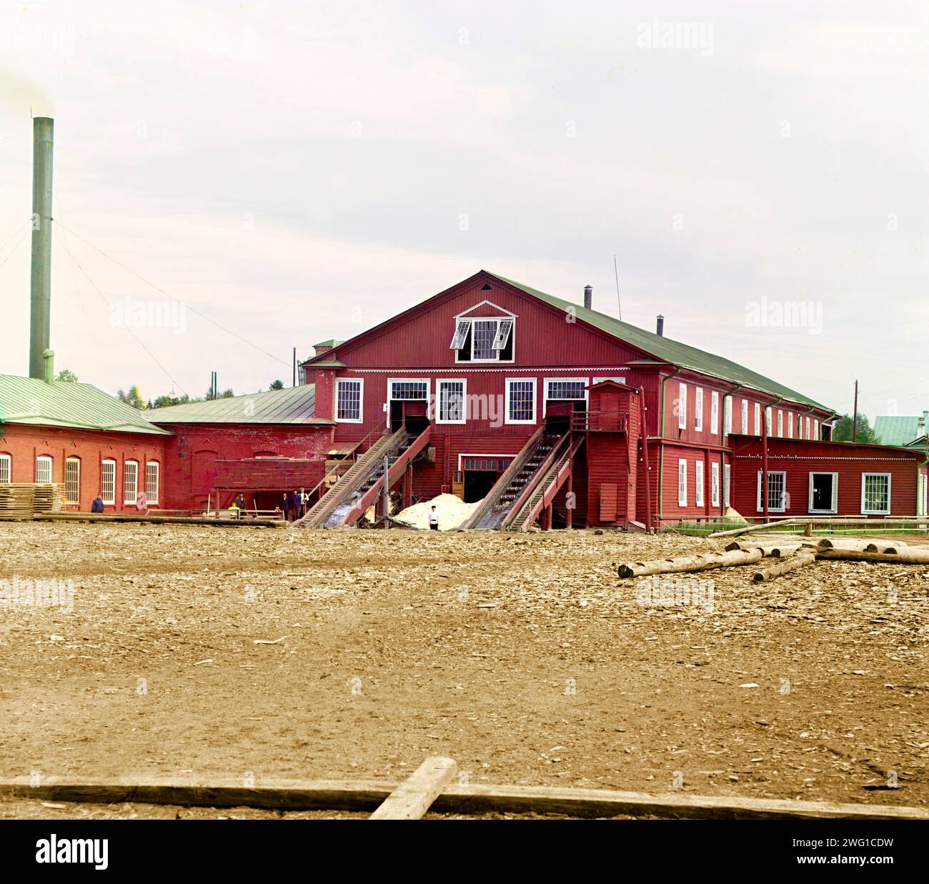 Blick auf das Sägewerk, Kovzha [Russisches Reich], 1909. Beachten Sie die Förderbänder und Protokolle. Stockfoto