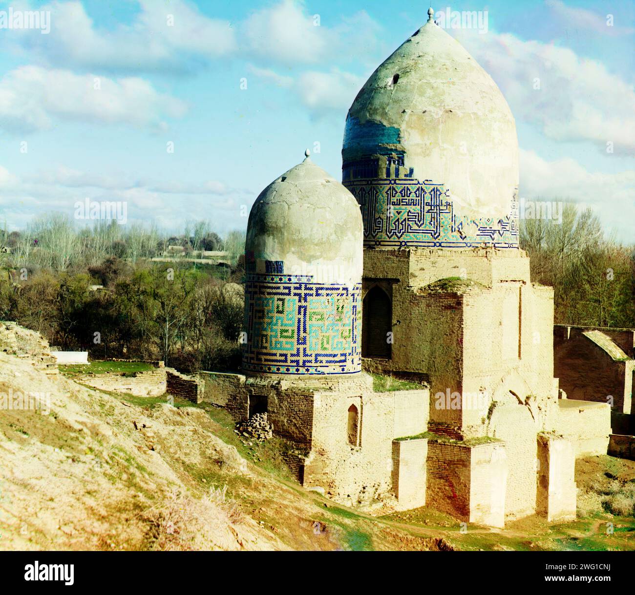 Shakh-i Zindeh Dome, Samarkand, zwischen 1905 und 1915. Das Shah-i-Zinda Ensemble umfasst Mausoleen und andere rituelle Gebäude aus dem 11. Bis 15. Und 19. Jahrhundert. Stockfoto