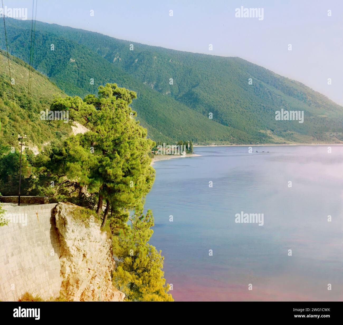 Seeküste bei Gagra (Richtung Adler), zwischen 1905 und 1915. Die Schwarzmeerküste im heutigen Abchasien/Georgien. Stockfoto