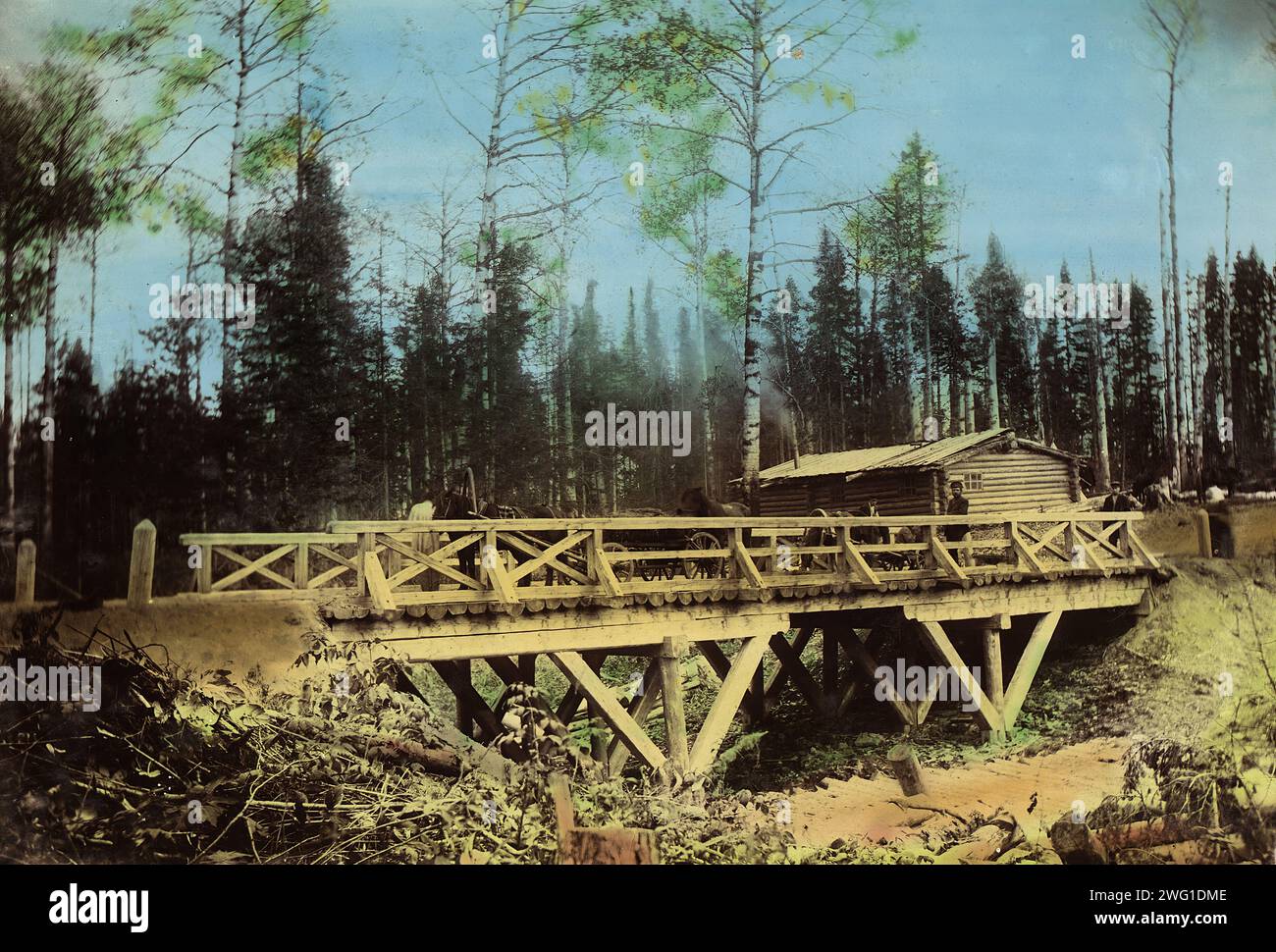 Eine Brücke von 8 Sazhens Länge. Straße mal'tsevsk-Nowosibirsk, 1906-1908. Fotografien, die verschiedene Etappen des Baus von Schotterstraßen in der Region Tomsk von Arbeitern und Ingenieuren der Straßenbauabteilung der russischen Wiederansiedlungsverwaltung dokumentieren. Die Alben stammen aus den Jahren 1906-8 und 1909. Der russische Staat bezahlte den Bau von Straßen, wie sie in den Alben dargestellt sind, um Siedler mit einer Eisenbahnlinie, einem schiffbaren Fluss oder kommerziell-industriellen Zentren zu verbinden. Der allgemeine Zweck des Straßenbauprogramms war die Förderung der Besiedlung der Taiga (feuchte Kontraktion Stockfoto