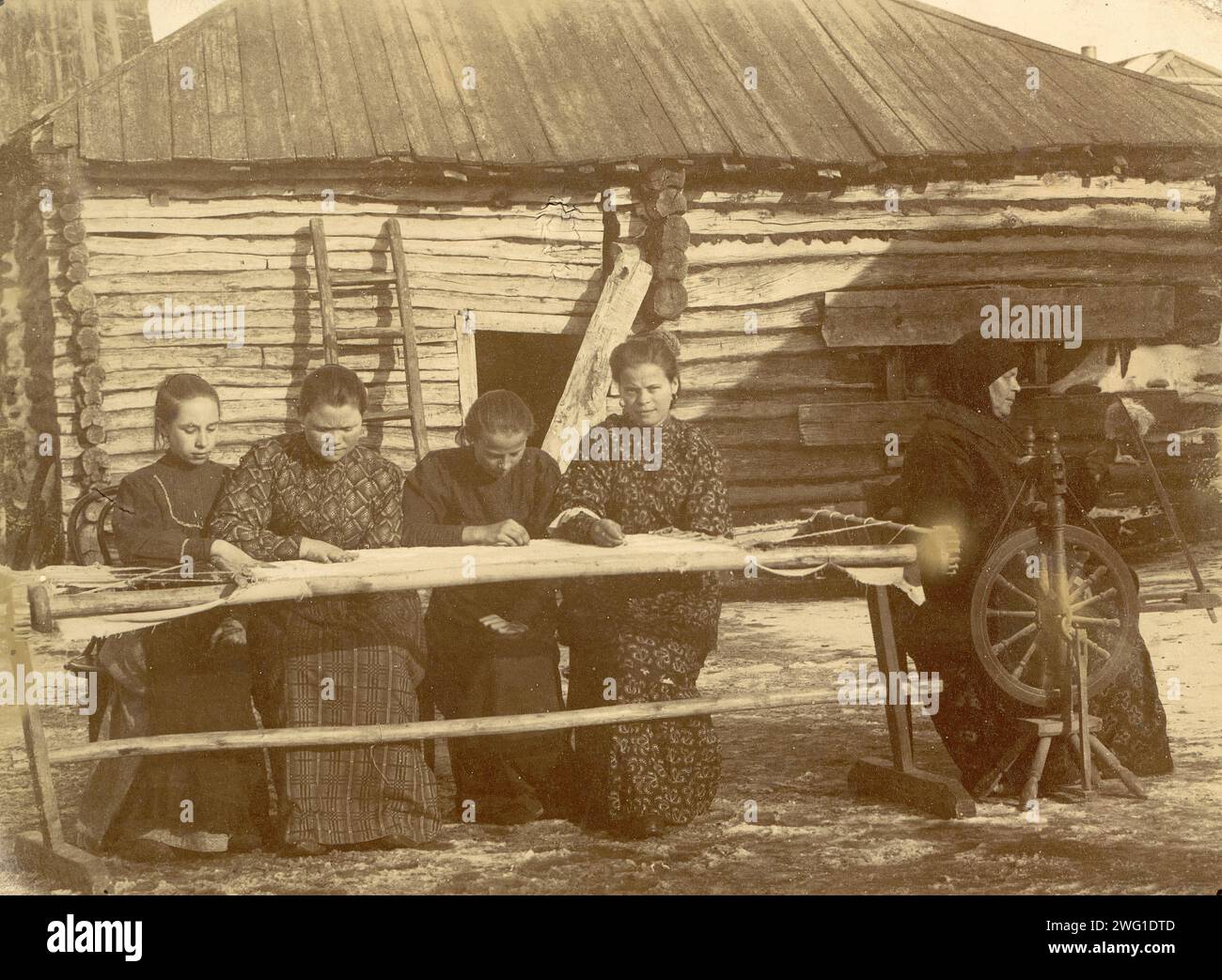 Bei Der Arbeit, 1909. Dieses Bild stammt von TiPY kazakow: Sibirskie kazaki na sluzhbe i doma (Kosakentypen: Sibirische Kosaken im Dienst und zu Hause), eines von drei Alben, die die Gebiete, Kultur und Lebensweise der Kosaken darstellen, die in den Steppenregionen Westsibiriens und des heutigen Kasachstans leben. Diese Alben wurden für die erste westsibirische Landwirtschafts-, Forst- und kommerziell-industrielle Ausstellung 1911 in Omsk erstellt und ausgestellt. Die Alben waren Teil einer Sammlung von Fotografien, die zwischen 1891 und 1918 vom Museum der Westsibirischen Niederlassung der Imperial Ru zusammengestellt wurden Stockfoto