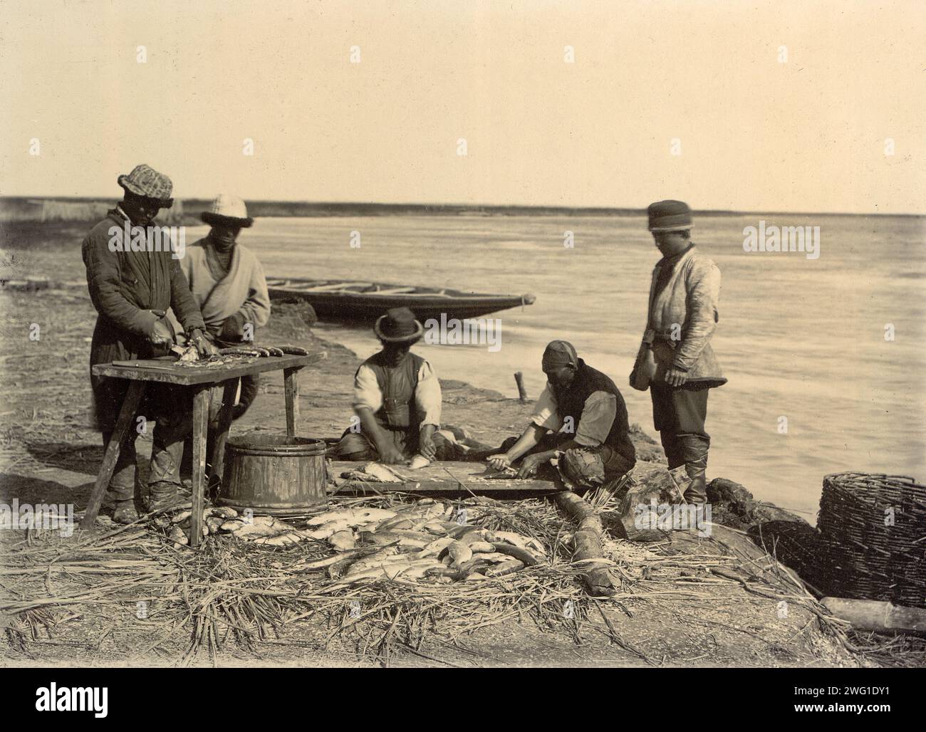 Verbreitung von Fischen, 1909. Dieses Bild stammt von Vidy territorii Sibirskogo kazach'Ego voiska (Ansichten des Territoriums der sibirischen Kosaken), einem von drei Alben, die das Territorium, die Kultur und die Lebensweise der Kosaken darstellen, die in den Steppenregionen Westsibiriens und des heutigen Kasachstans leben. Diese Alben wurden für die erste westsibirische Landwirtschafts-, Forst- und kommerziell-industrielle Ausstellung 1911 in Omsk erstellt und ausgestellt. Die Alben waren Teil einer Sammlung von Fotografien, die zwischen 1891 und 1918 vom Museum der Westsibirischen Niederlassung der Kaiserlichen R zusammengestellt wurden Stockfoto