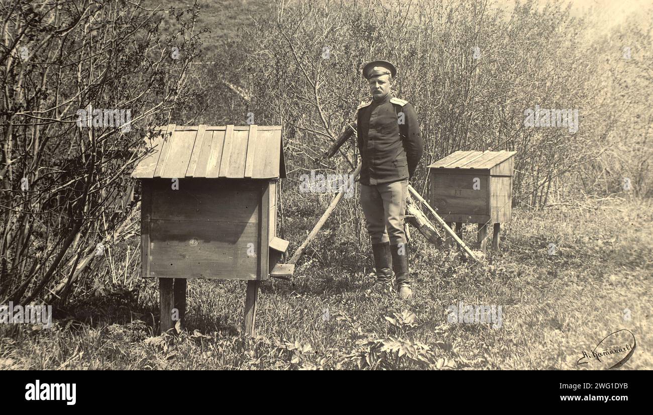 Untitled Photograph, 1909. Dieses Bild stammt von Vidy territorii Sibirskogo kazach'Ego voiska (Ansichten des Territoriums der sibirischen Kosaken), einem von drei Alben, die das Territorium, die Kultur und die Lebensweise der Kosaken darstellen, die in den Steppenregionen Westsibiriens und des heutigen Kasachstans leben. Diese Alben wurden für die erste westsibirische Landwirtschafts-, Forst- und kommerziell-industrielle Ausstellung 1911 in Omsk erstellt und ausgestellt. Die Alben waren Teil einer Sammlung von Fotografien, die zwischen 1891 und 1918 vom Museum des Westsibirischen Zweigs des Kaiserreichs zusammengestellt wurden Stockfoto