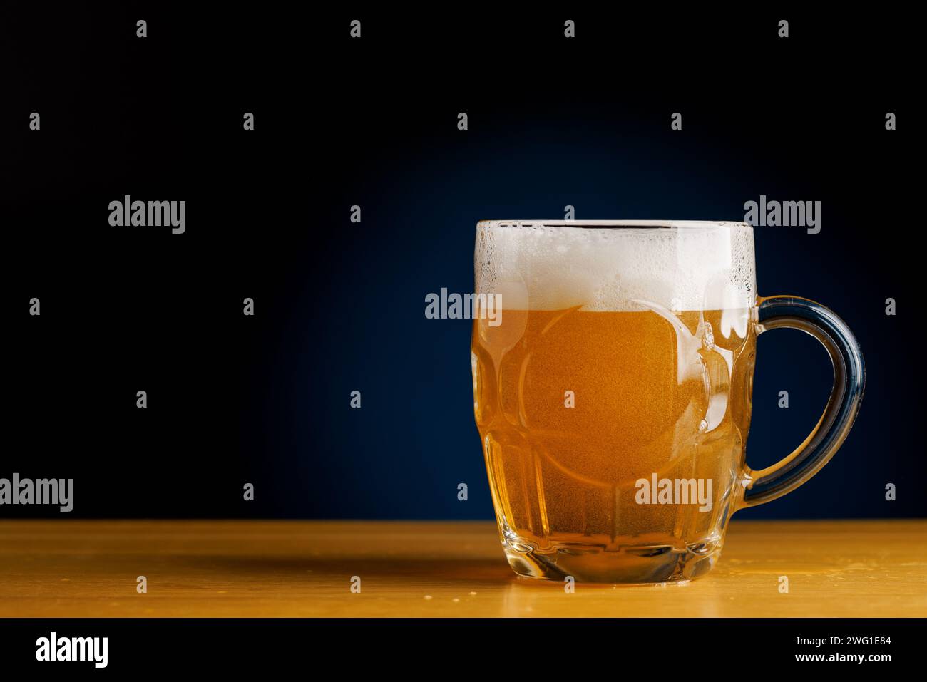 Bier an der Bar: Erfrischendes Bier vom Fass auf einem Holztisch. Mit Kopierraum Stockfoto