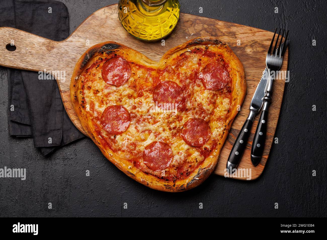 Herzförmige Pizza: Köstliches Lieblingsgericht. Flache Lagen Stockfoto