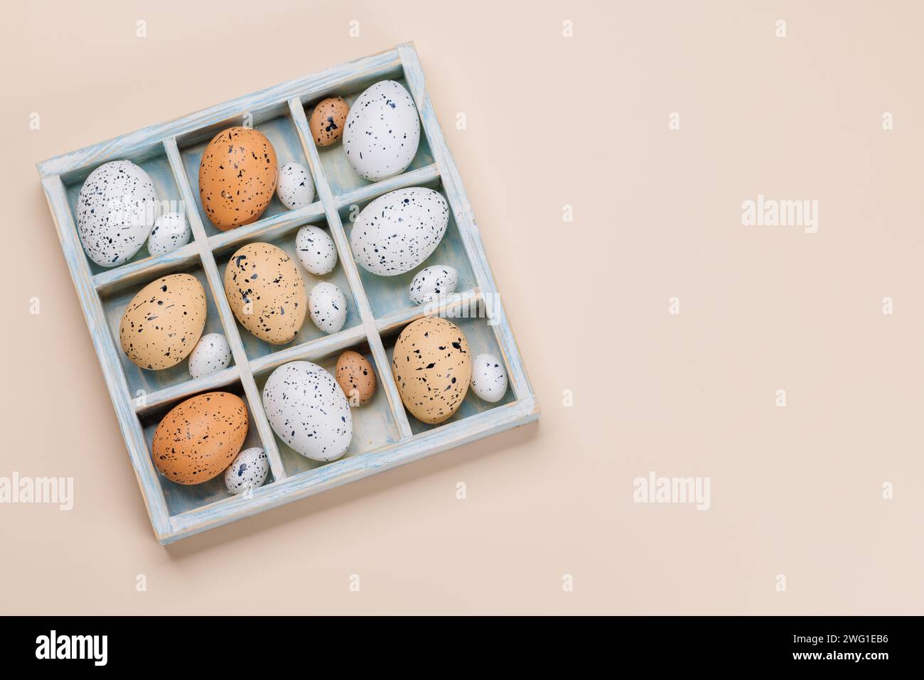 Osterfreuden: Bunte Eier im festlichen Arrangement. Flache Ladefläche mit Kopierraum Stockfoto