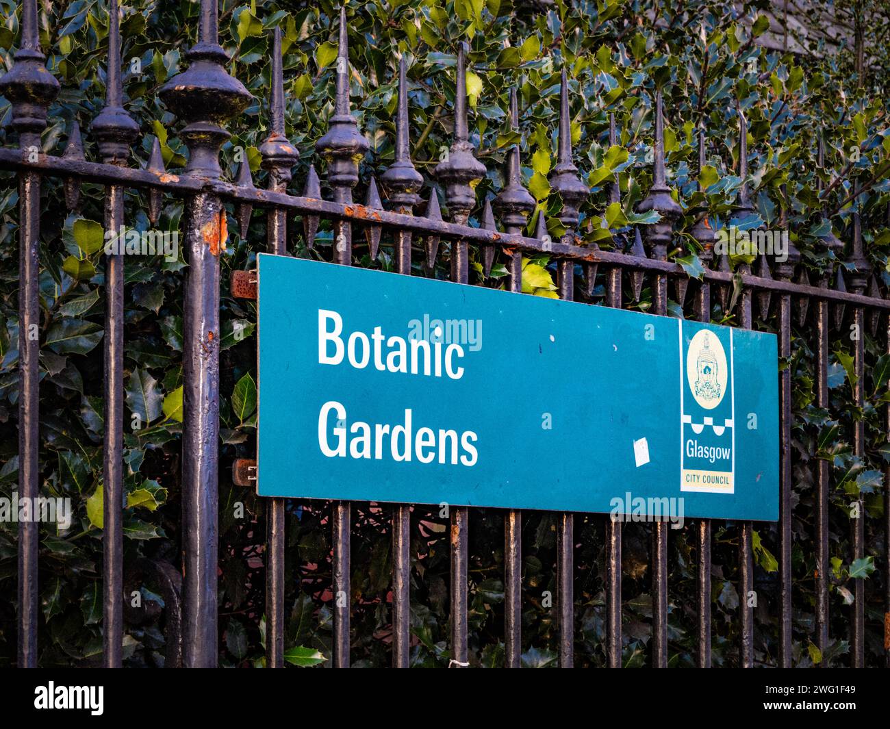 Eingang zu Glasgow Botanic Gardens: Schild und Eisengeländer Stockfoto