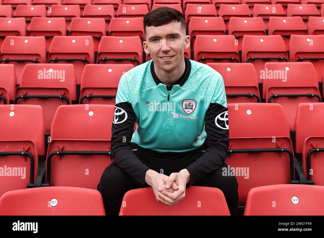 Conor Grant unterschreibt Barnsley FC bis zum Ende der Saison als Leihgabe von MK Dons, mit der Option, den Umzug im Sommer in Oakwell, Barnsley, Großbritannien, am 2. Februar 2024 dauerhaft zu gestalten (Foto: Mark Cosgrove/News Images) Stockfoto