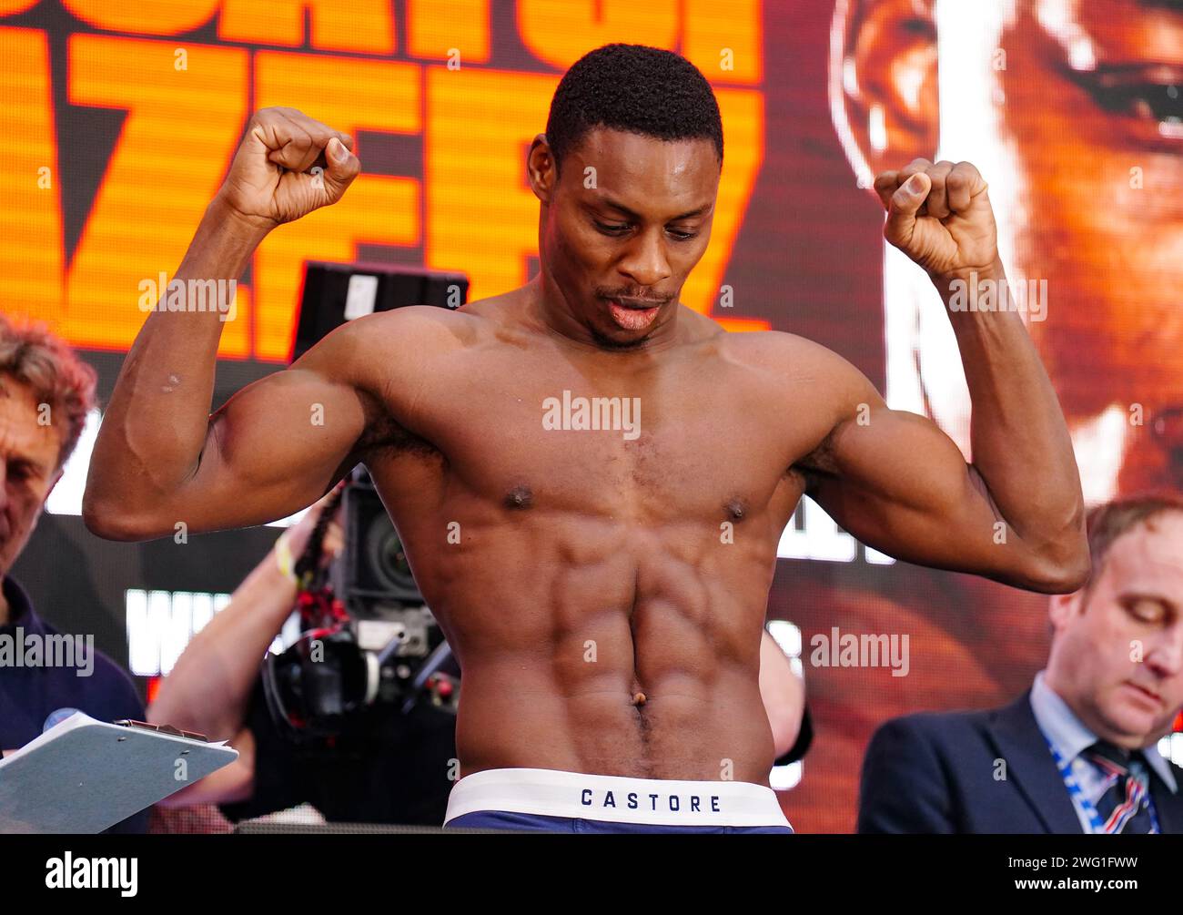 Dan Azeez beim Wiegen im BOXPARK Wembley, London. Bilddatum: Freitag, 2. Februar 2024. Stockfoto