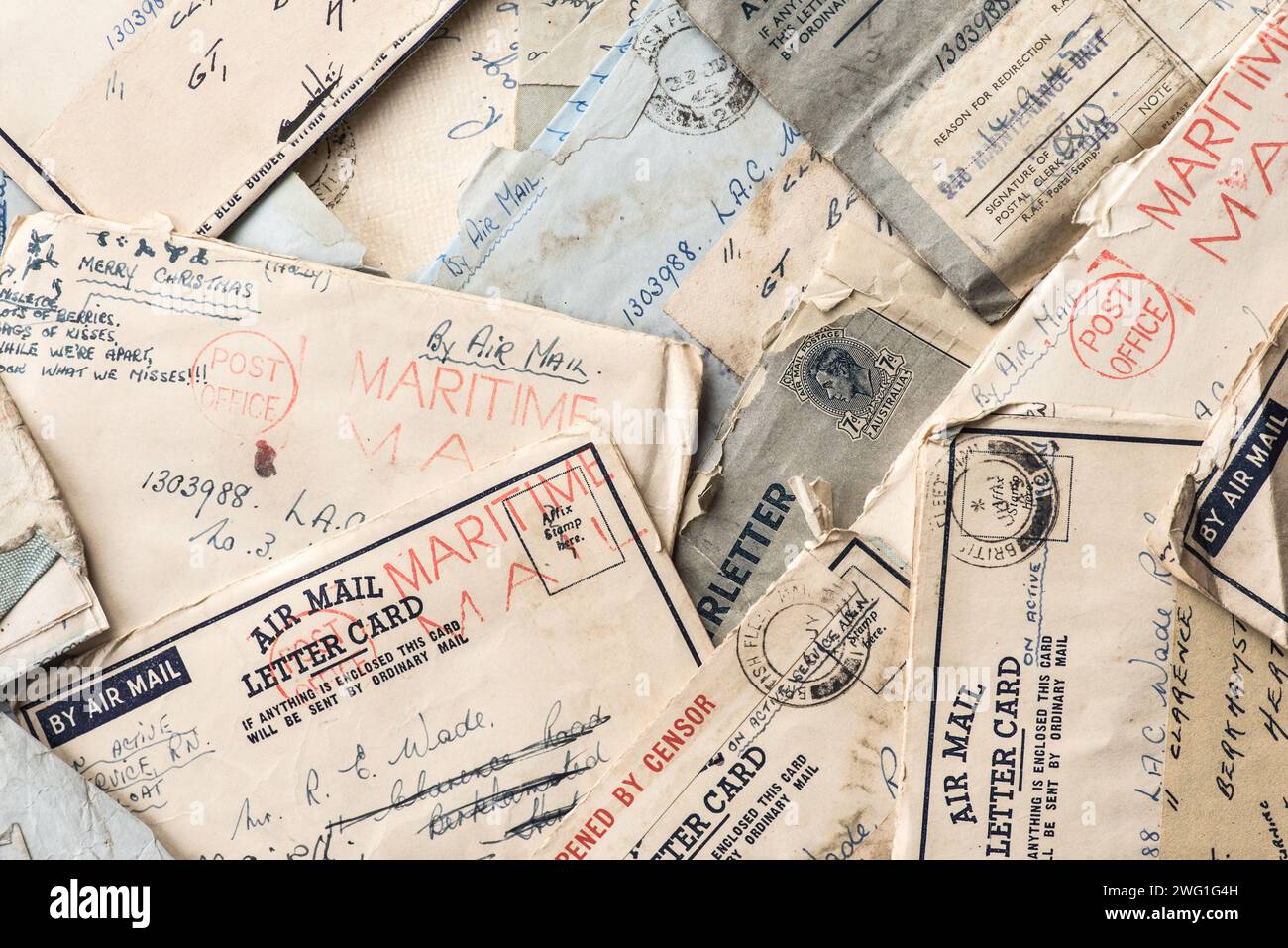 Luftpostbriefe aus dem 2. Weltkrieg per Maritime Post von einem Wren an einen RAF-Gentleman mit Postmarken, Zensur etc. In schwierigen Zeiten in Kontakt bleiben. Stockfoto