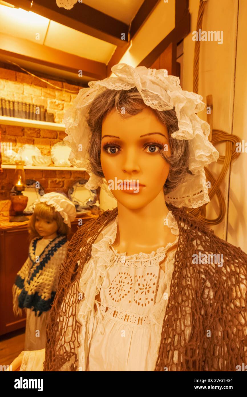 England, Sussex, East Sussex, Seaford, Seaford Museum, Ausstellung von weiblichen Mannekin mit viktorianischer Damenbekleidung Stockfoto