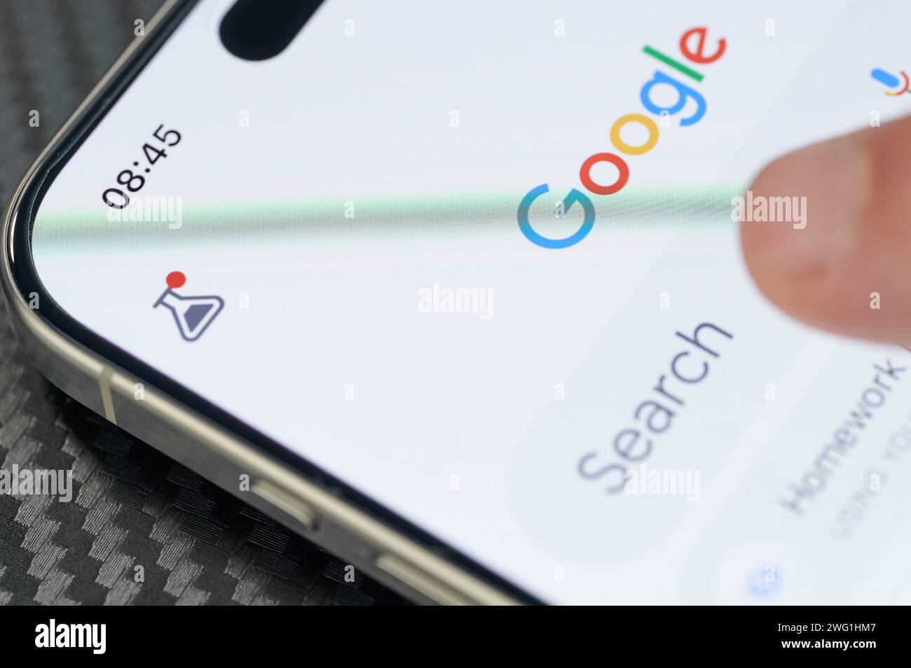 New York, USA – 24. Januar 2024: Geben Sie die Anfrage in die Google-Suche auf dem iphone 15 Pro max-Bildschirm ein Stockfoto