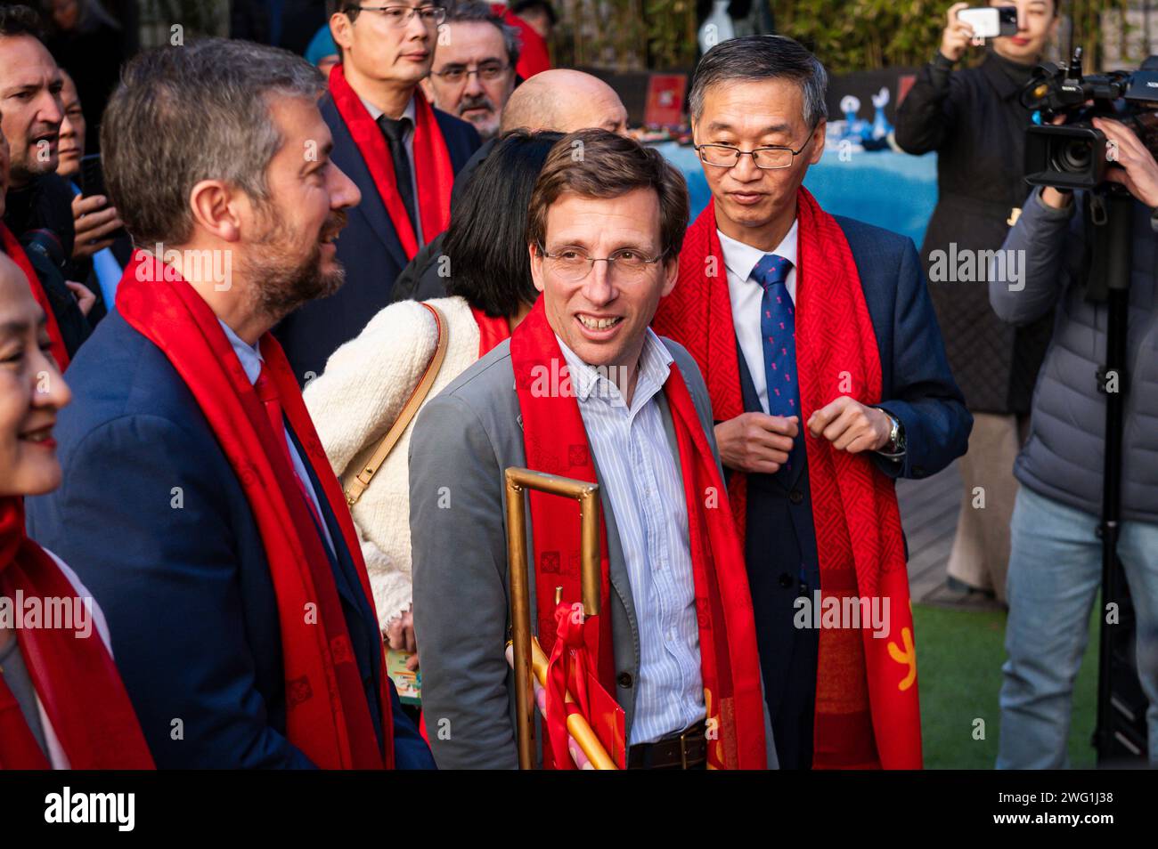 Madrid 2024: Chinesisches Neujahr Jose Luis Martinez Almeida, Bürgermeister von Madrid, nahm an der Präsentation des kulturellen Programms der Stadt Madrid zum chinesischen Neujahr, dem Jahr des Drachen, im Chinesischen Kulturzentrum in Madrid Teil. Madrid Chinese Cultural Center Madrid Spanien Copyright: XAlbertoxGardinx AGardin 20240202 Politics Chinese New Year Madrid 011 Stockfoto