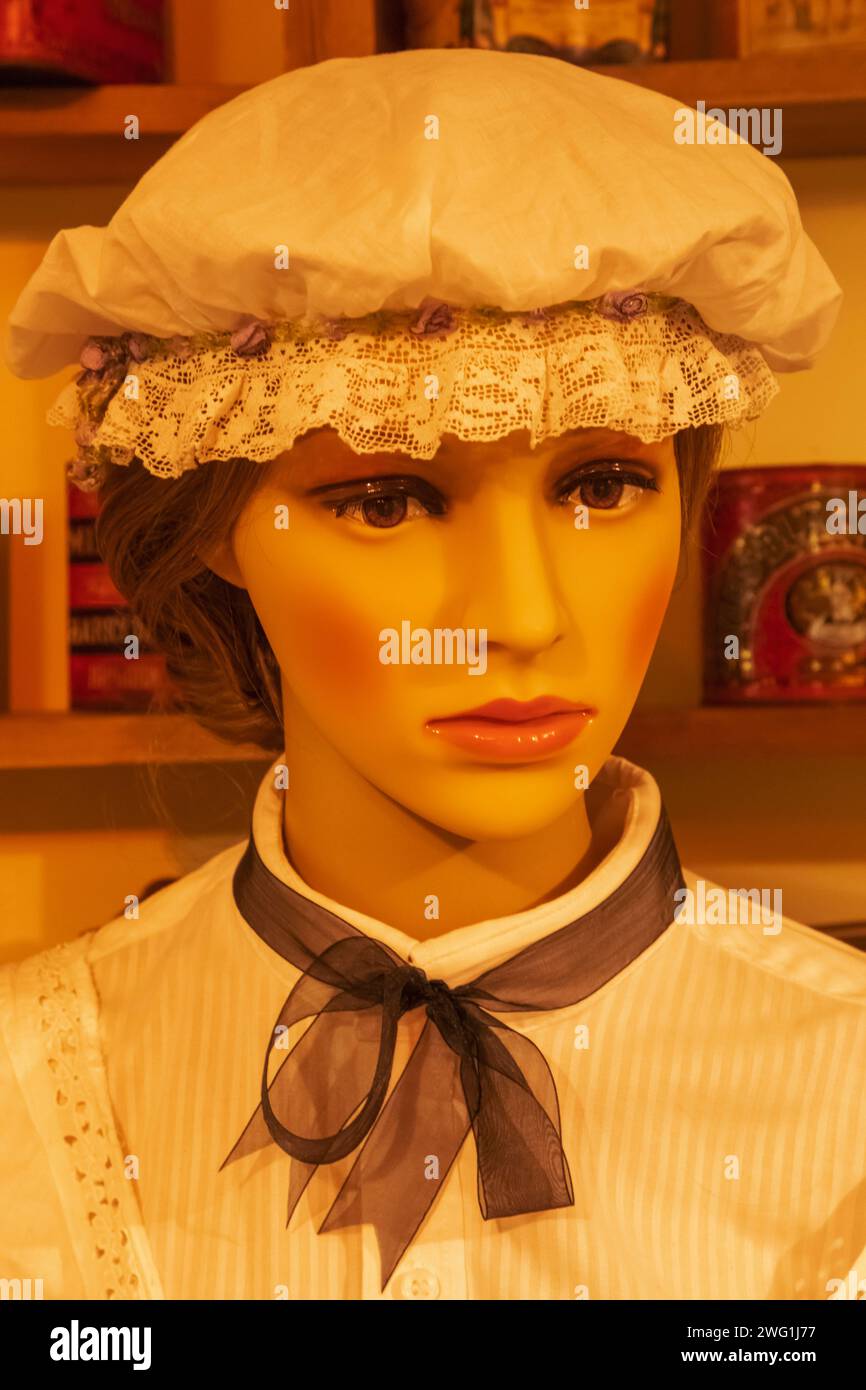 England, Sussex, East Sussex, Seaford, Seaford Museum, Ausstellung von weiblichen Mannekin mit viktorianischer Damenbekleidung Stockfoto