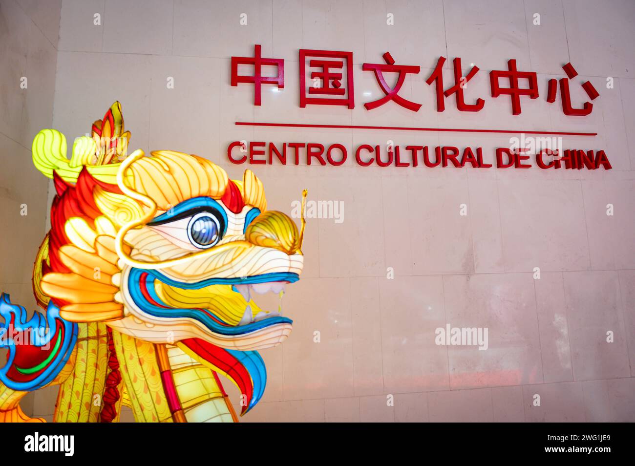 Madrid 2024: Chinesisches Neujahr Eine Drachenlampe, die während der Präsentation des kulturellen Programms der Stadt Madrid zum chinesischen Neujahr, dem Jahr des Drachen, im Chinesischen Kulturzentrum in Madrid zu sehen ist. Madrid Chinese Cultural Center Madrid Spanien Copyright: XAlbertoxGardinx AGardin 20240202 Politics Chinese New Year Madrid 058 Stockfoto