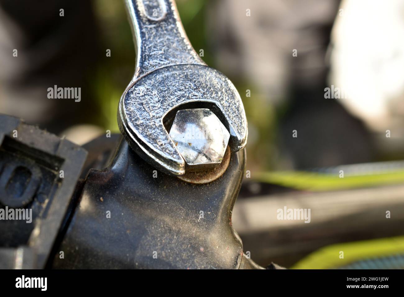 Eine Nahaufnahme eines Maulschlüssels zum Festziehen einer Schraube am Fahrradlenker. Stockfoto