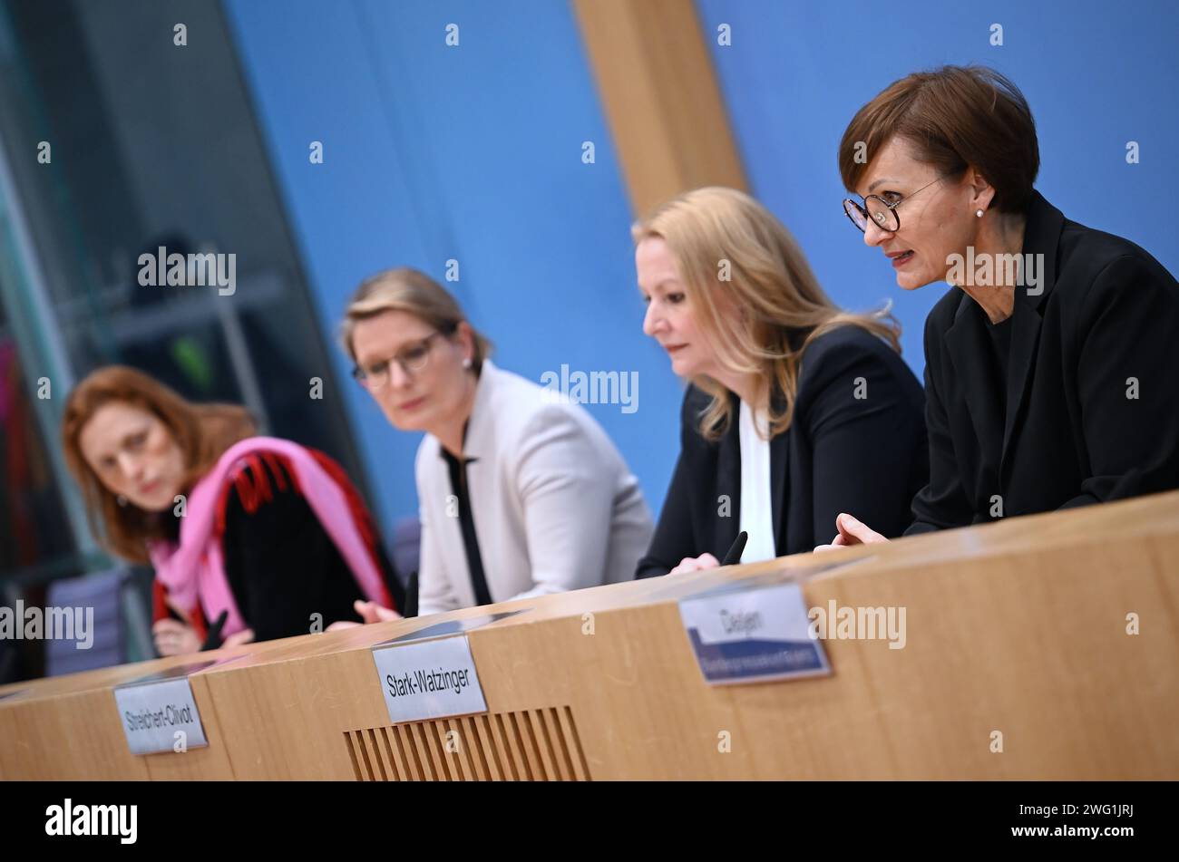 Februar 2024, Berlin: Bettina stark-Watzinger (FDP, r-l) Bundesministerin für Bildung und Forschung, Christine Streichert-Clivot, Ministerin für Bildung und Kultur des Saarlandes und Präsidentin der Kultusministerkonferenz, Stefanie Hubig, Bildungsministerin Rheinland-Pfalz, Karin Prien, Ministerin für allgemeine und berufliche Bildung, Wissenschaft, Forschung und Kultur Schleswig-Holsteins sprechen über die endgültige Einigung zwischen Bund und Ländern über ein Milliardenprogramm für Schulen in besonderen sozialen Situationen. Eine spezielle Konferenz von edu Stockfoto