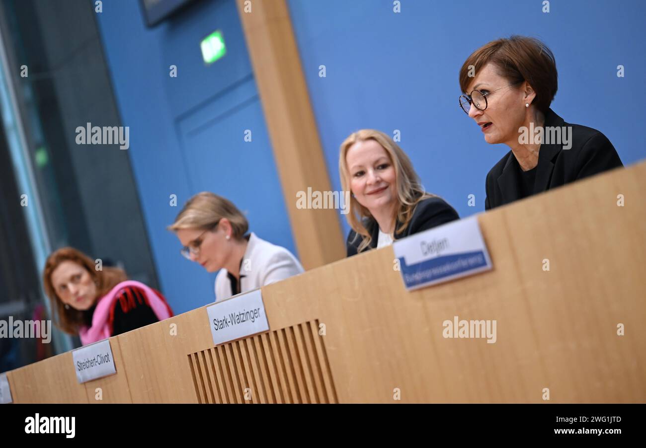 Februar 2024, Berlin: Bettina stark-Watzinger (FDP, r-l) Bundesministerin für Bildung und Forschung, Christine Streichert-Clivot, Ministerin für Bildung und Kultur des Saarlandes und Präsidentin der Kultusministerkonferenz, Stefanie Hubig, Bildungsministerin Rheinland-Pfalz, Karin Prien, Ministerin für allgemeine und berufliche Bildung, Wissenschaft, Forschung und Kultur Schleswig-Holsteins sprechen über die endgültige Einigung zwischen Bund und Ländern über ein milliardenschweres Programm für Schulen in besonderen sozialen Situationen. Das Programm war schon Stockfoto