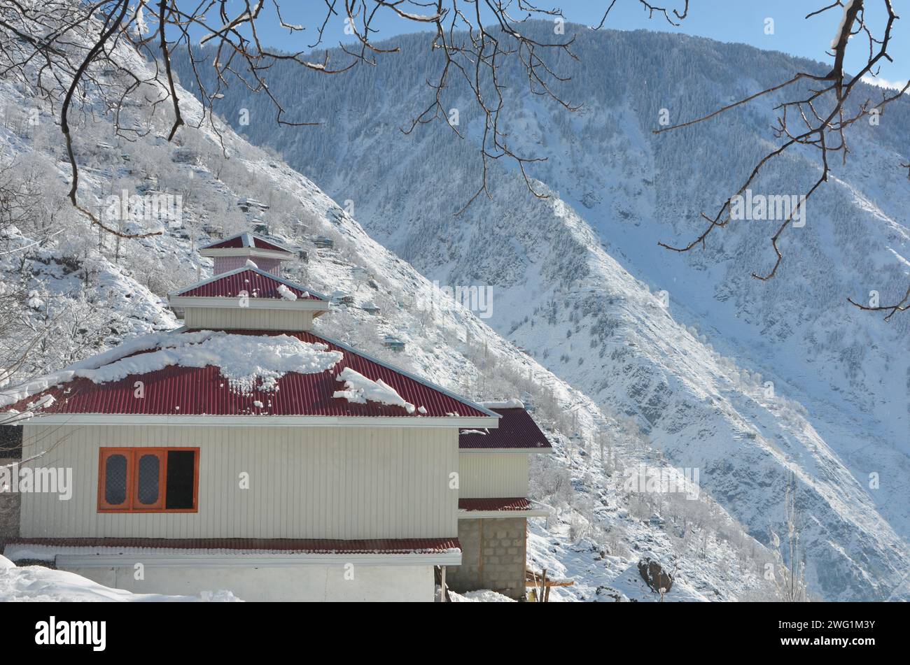Wunderschöner Blick auf ein Dorfhaus nach starken Schneefällen Stockfoto