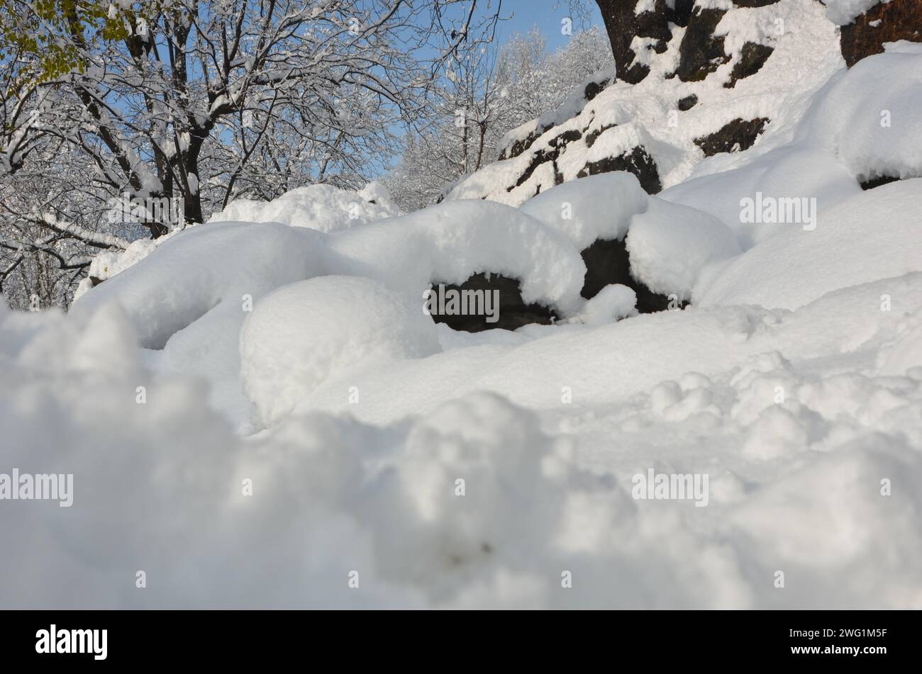 Wunderschöner Blick auf ein Dorfhaus nach starken Schneefällen Stockfoto