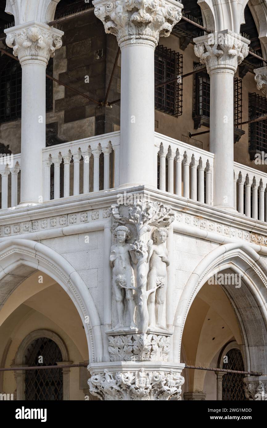 Dogenpalast Adam & Eve Skulptur, Venedig, Italien Stockfoto