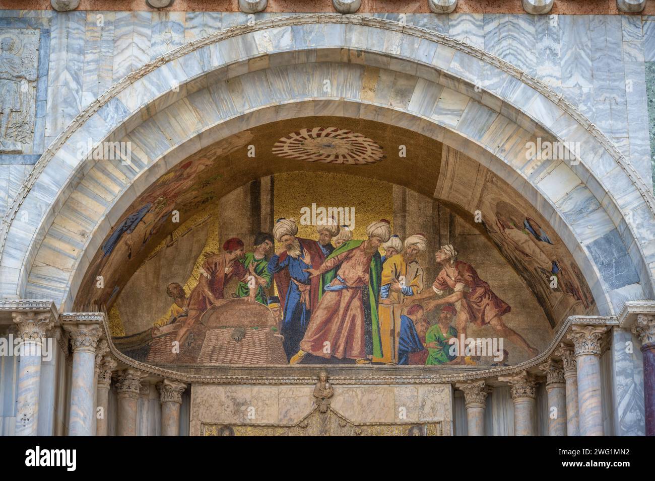 San Marco Basilika Portal Mosaikdetail über dem Fenster der Zen-Kapelle, Venedig, Italien Stockfoto