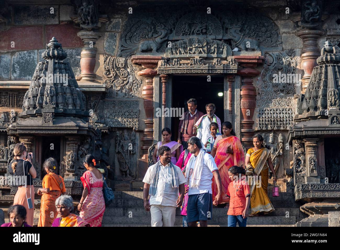 Belur, Karnataka, Indien - 9. Januar 2023: Eine große Menge indischer Touristen im historischen Chennakeshava Tempelkomplex. Stockfoto