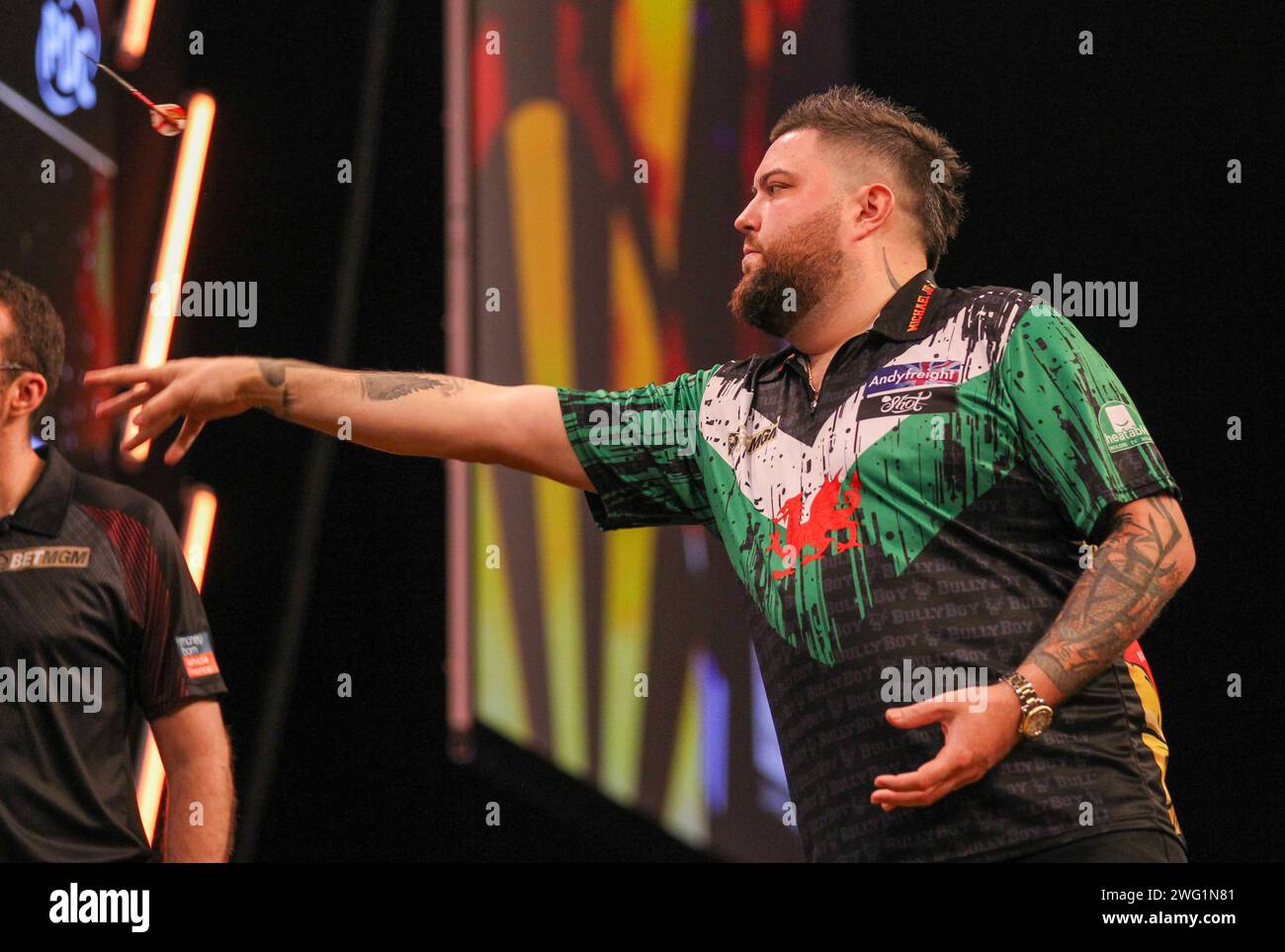 Utilita Arena, Cardiff, Großbritannien. Februar 2024. 2023 PDC Premier League Darts Cardiff Night 1; Michael Smith während seines Spiels gegen Gerwyn Price Credit: Action Plus Sports/Alamy Live News Stockfoto