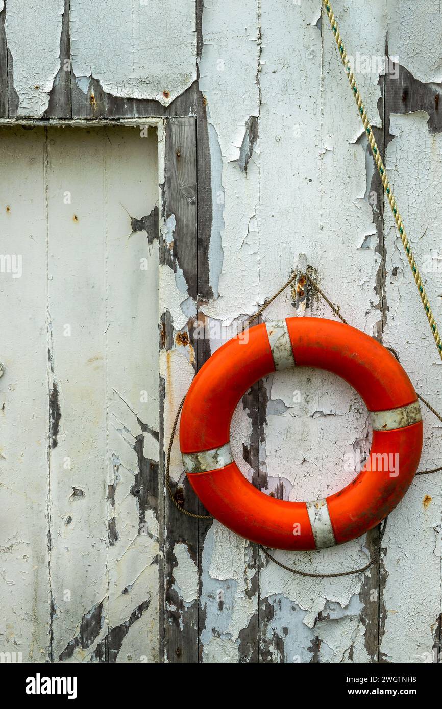 Der Rettungsgürtel hängt an der Wand eines alten Bootshauses Stockfoto