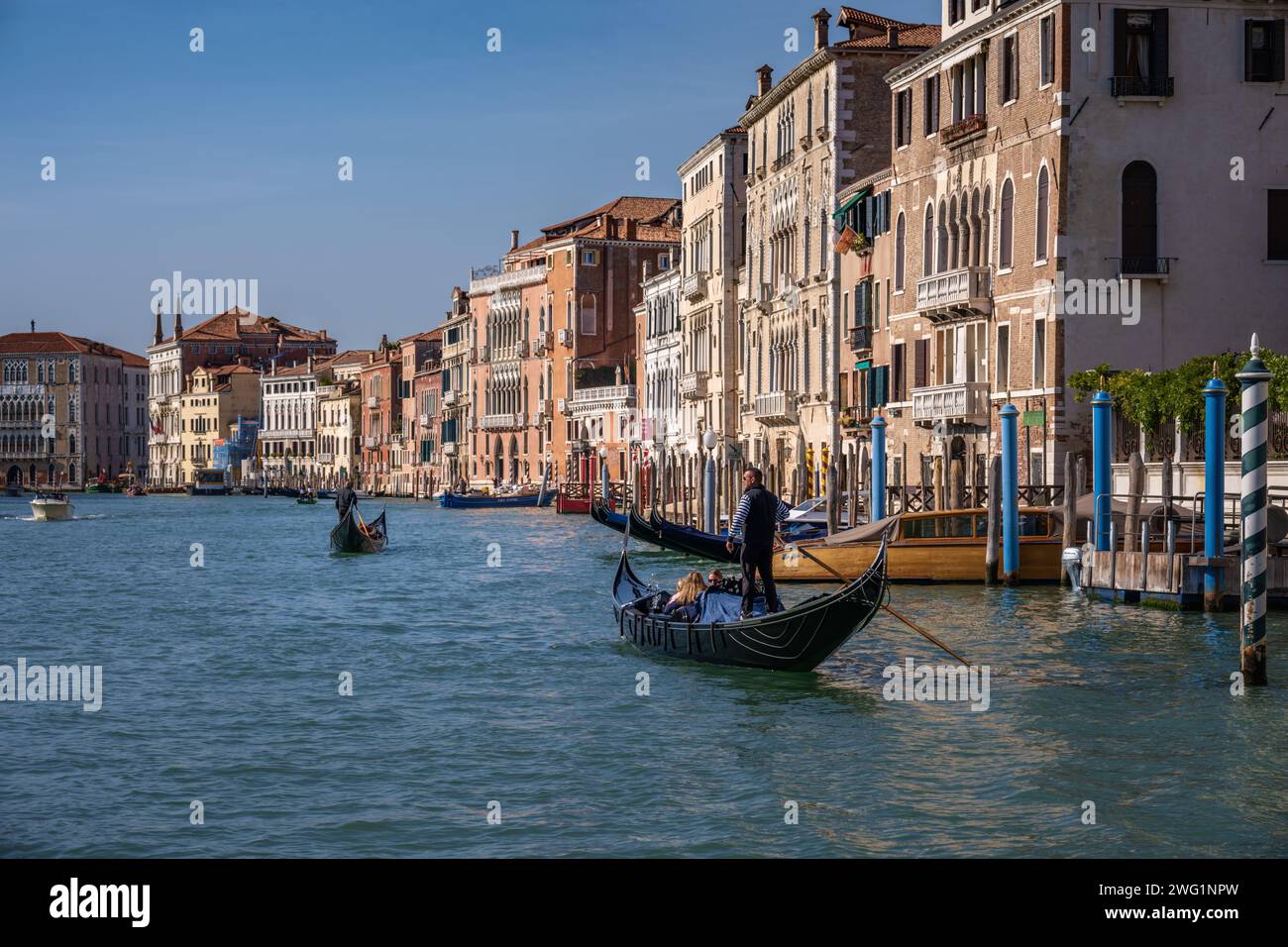 Gondeln und Paläste entlang des Canale Grande, Venedig, Italien Stockfoto