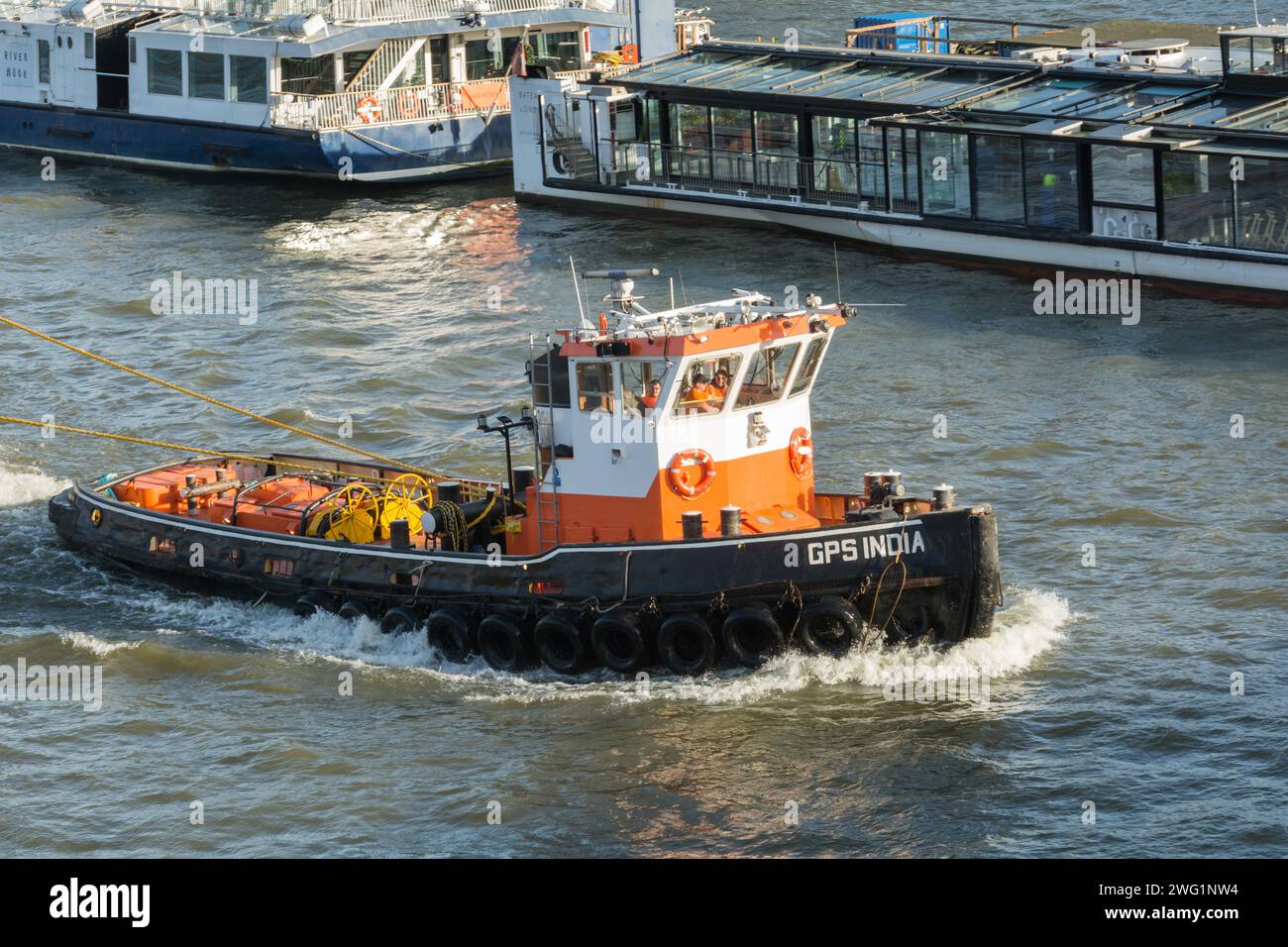 Nahaufnahme des GPS-Schleppers Arcadia, der Schiffskähne entlang der Themse in London, Großbritannien, zieht Stockfoto
