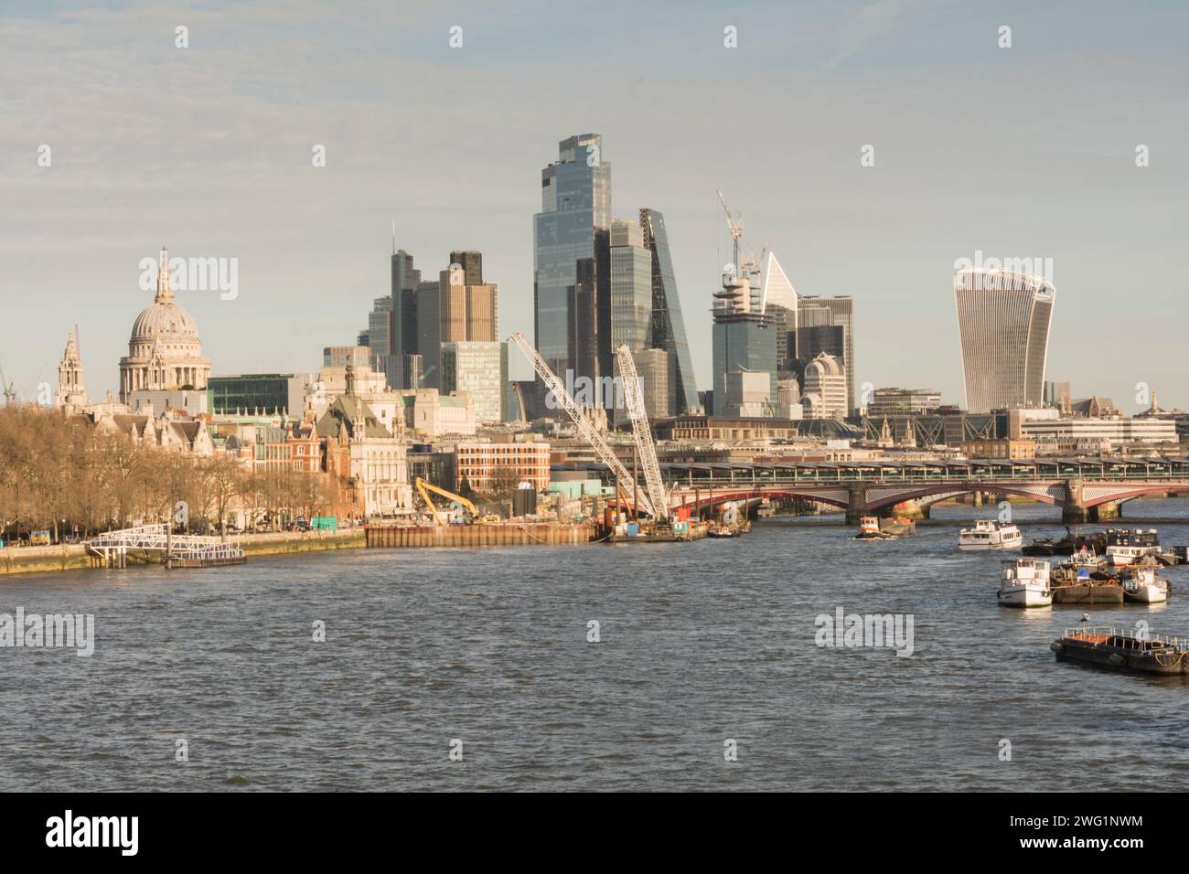 Boote auf der Themse und die Skyline und Wolkenkratzer der City of London aus Sicht der Waterloo Bridge, London, England, Großbritannien Stockfoto