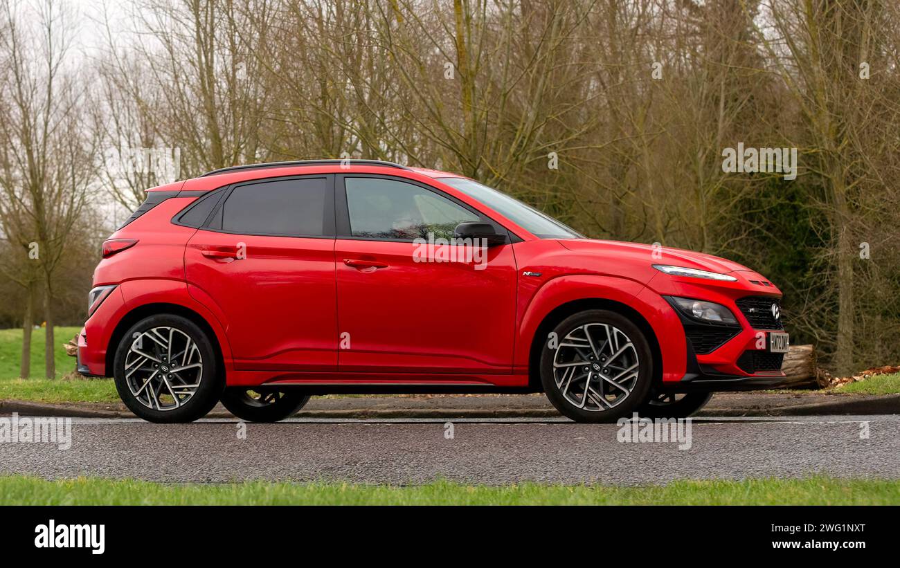 Milton Keynes, UK-18. Januar 2024: 2022 rotes Hyundai Kona Hybrid-Elektroauto, das auf einer englischen Landstraße fährt. Stockfoto