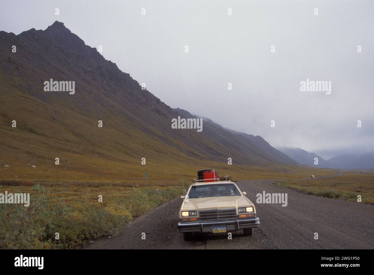 Der Buick Electra Stationwagens des Fotografen Steven Kazlowski 1978 auf der Haul Road, North Slope of the Brooks Range, arktisches Alaska Stockfoto