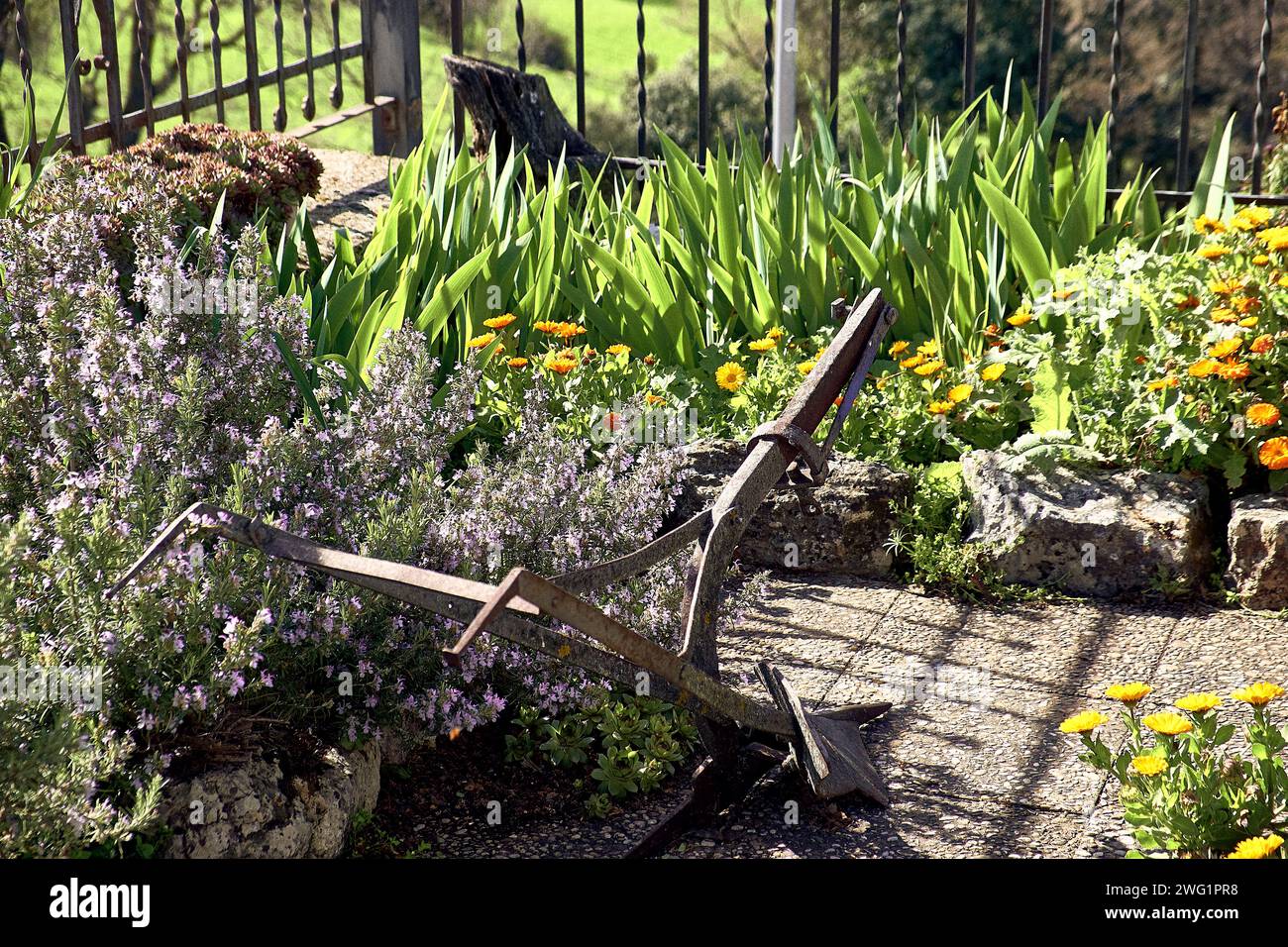 Terrasse des Stadthauses mit Blick auf den Berg. Pflug Detailplan. Stockfoto