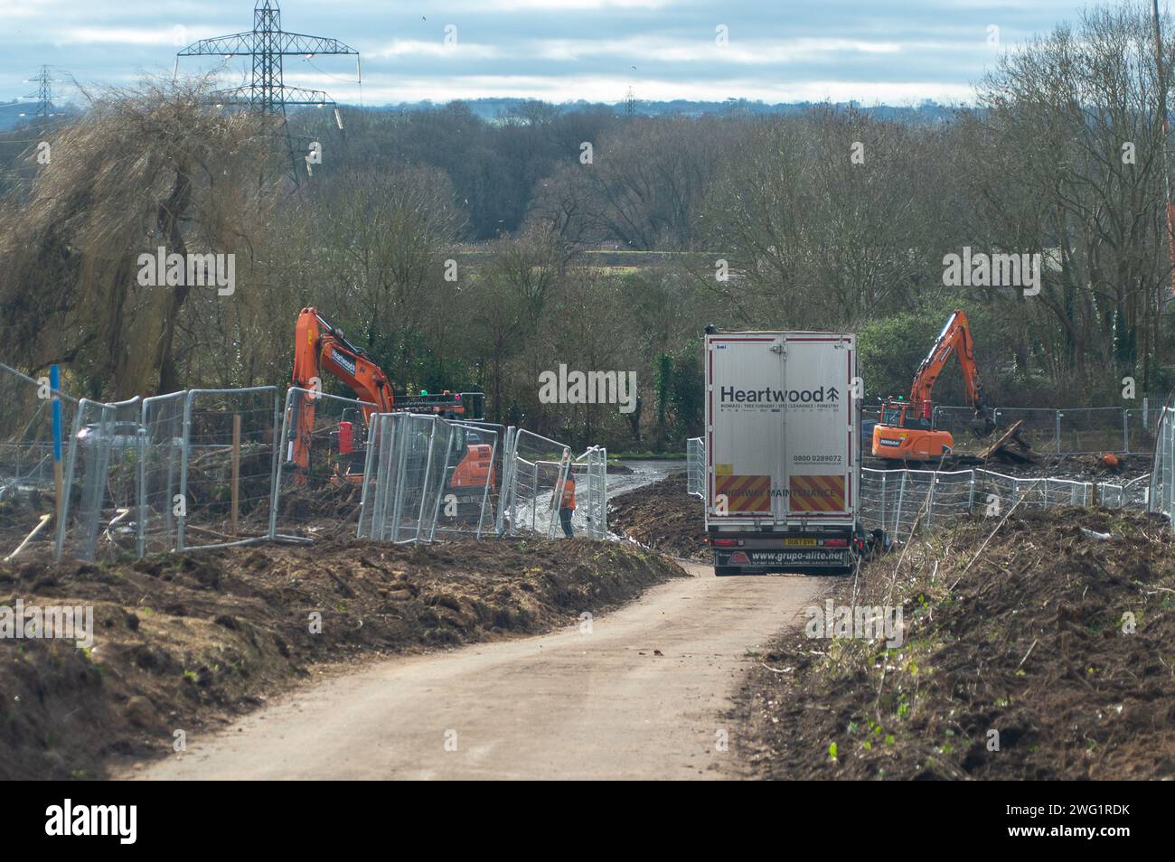 Maidenhead, Großbritannien. Februar 2024. Nachdem sie 2021 in Hackney, London, einen Woodland Trust Tree of the Year gefällt haben, stehen die Bauherren Berkeley Homes erneut im Rampenlicht. Die Einheimischen, die in der Nähe von Spring Hill in Maidenhead, Berkshire leben, sind wütend, dass Berkeley Homes zahlreiche Bäume an und um den Standort zerstört haben, an dem 199 neue Häuser gebaut werden sollen. Dies geschieht, obwohl die Bewohner angeblich von Berkeley Homes versichert wurden, dass die Bäume erhalten bleiben würden. Die Baumchirurgen Heartwood waren heute vor Ort und räumten die restlichen umgeschlagenen Bäume ab. Nur noch wenige Bäume sind an den S zu finden Stockfoto