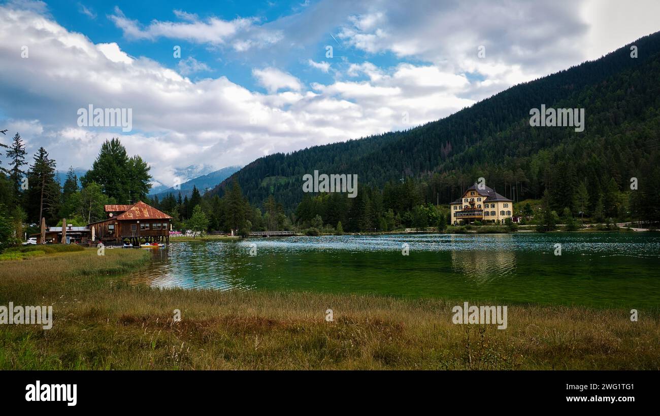 Ein ruhiger, grüner See, eingebettet in hoch aufragende Berge Stockfoto