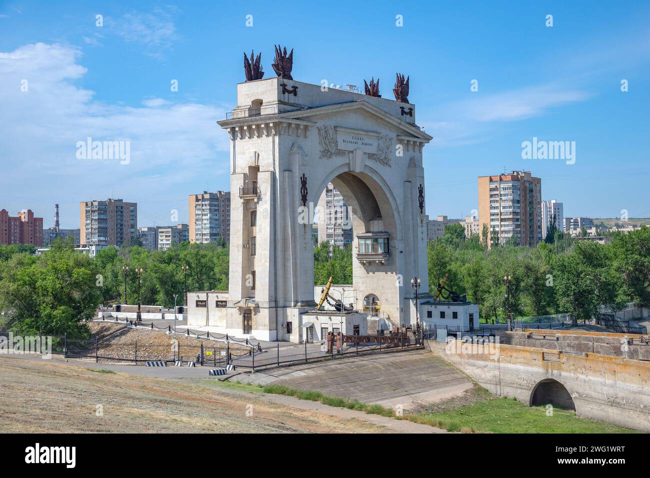 WOLGOGRAD, RUSSLAND - 15. JUNI 2023: Der Triumphbogen auf dem Wolga-Don-Kanal. Wolgograd, Russland Stockfoto