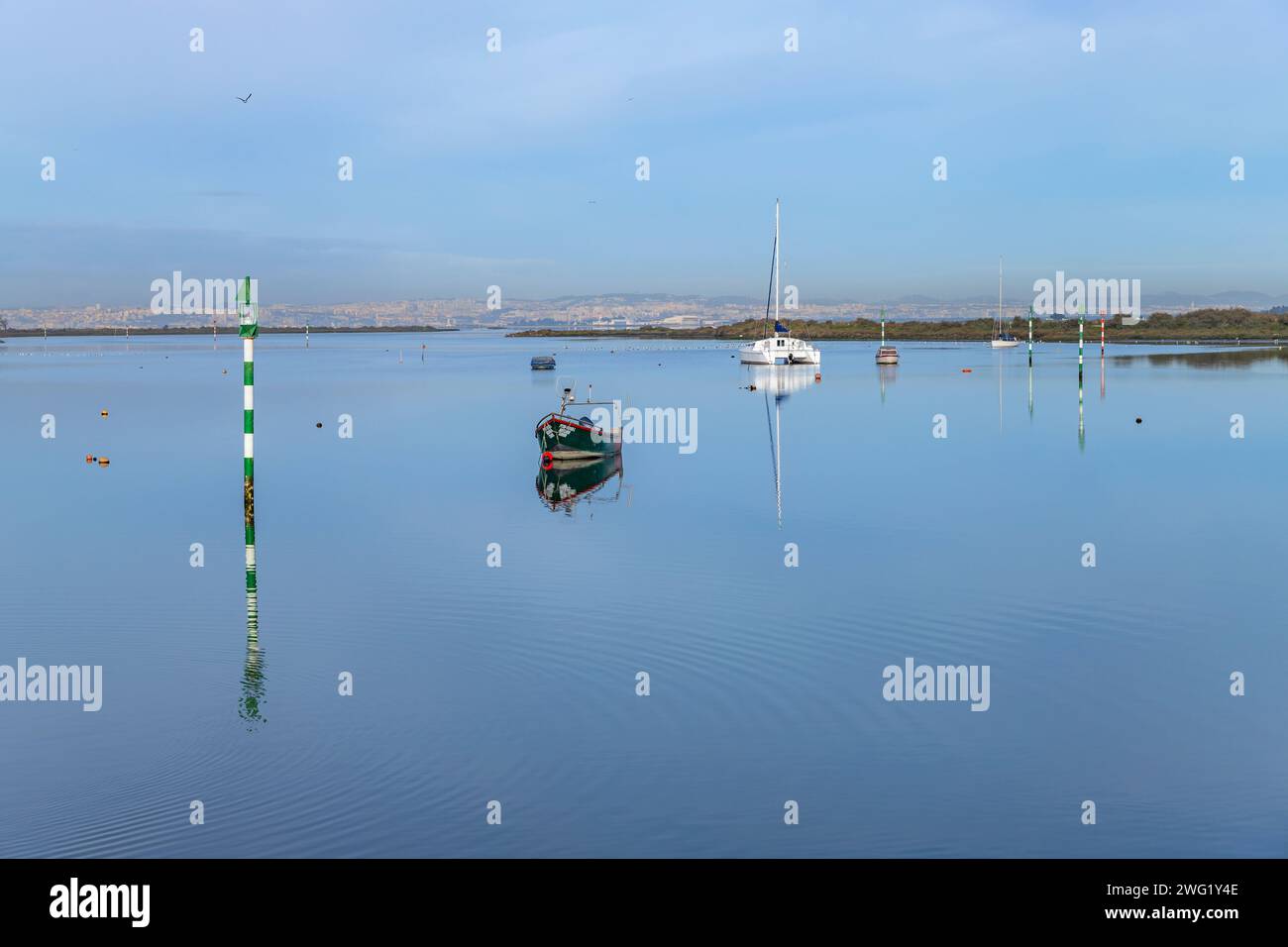 Seixal, Portugal; 6. Januar 2024: Kleines, altes traditionelles Boot in Seixal, Bucht von Seixal. Portugal. Stockfoto