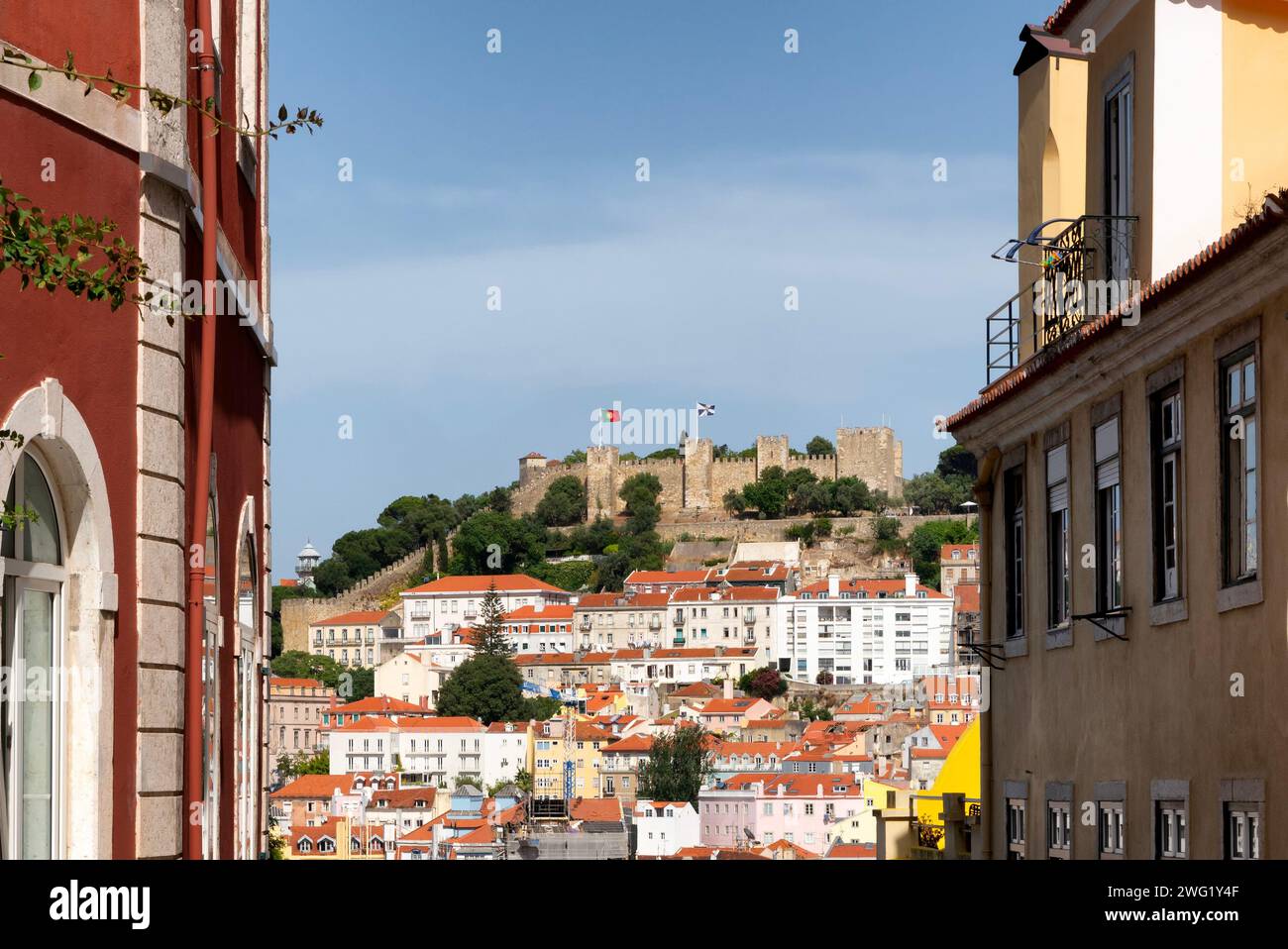 Blick auf Lissabon mit Castelo de Sao Jorge im Hintergrund Stockfoto