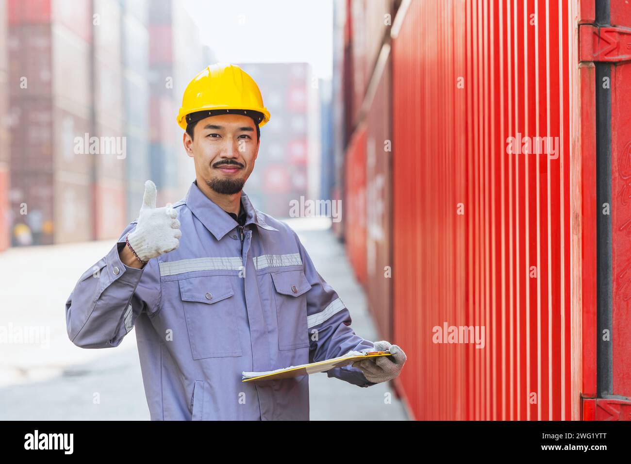 Porträt glücklicher japanischer Ingenieur, der in der Containerhafenfracht arbeitet. Japanische Versandlogistikindustrie Zollpersonal. Stockfoto