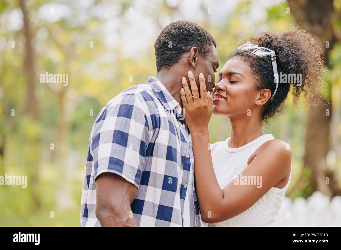 Date Paar Mann und Frauen valentinstag. Afrikanischer Schwarzliebhaber im Park im Freien, Sommersaison Vintage-Farbton Stockfoto