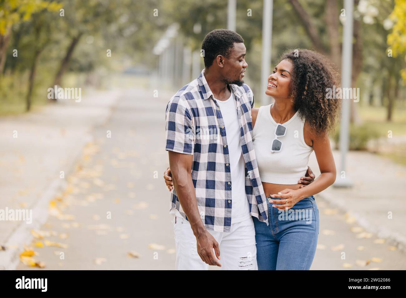 Date Paar Mann und Frauen valentinstag. Afrikanischer Schwarzliebhaber im Park im Freien, Sommersaison Vintage-Farbton Stockfoto