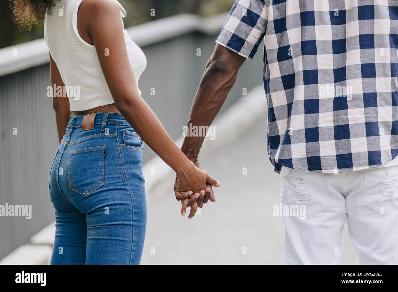 Date Paar Mann und Frauen valentinstag. Afrikanischer Schwarzliebhaber im Park im Freien, Sommersaison Vintage-Farbton Stockfoto