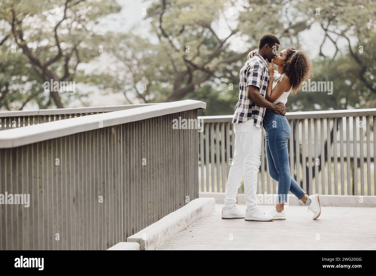 Date Paar Mann und Frauen valentinstag. Afrikanischer Schwarzliebhaber im Park im Freien, Sommersaison Vintage-Farbton Stockfoto