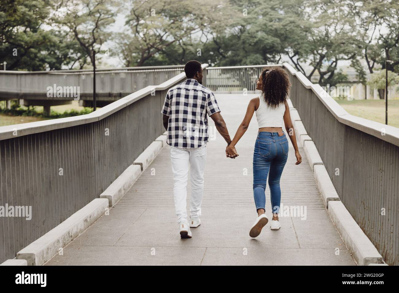 Date Paar Mann und Frauen valentinstag. Afrikanischer Schwarzliebhaber im Park im Freien, Sommersaison Vintage-Farbton Stockfoto