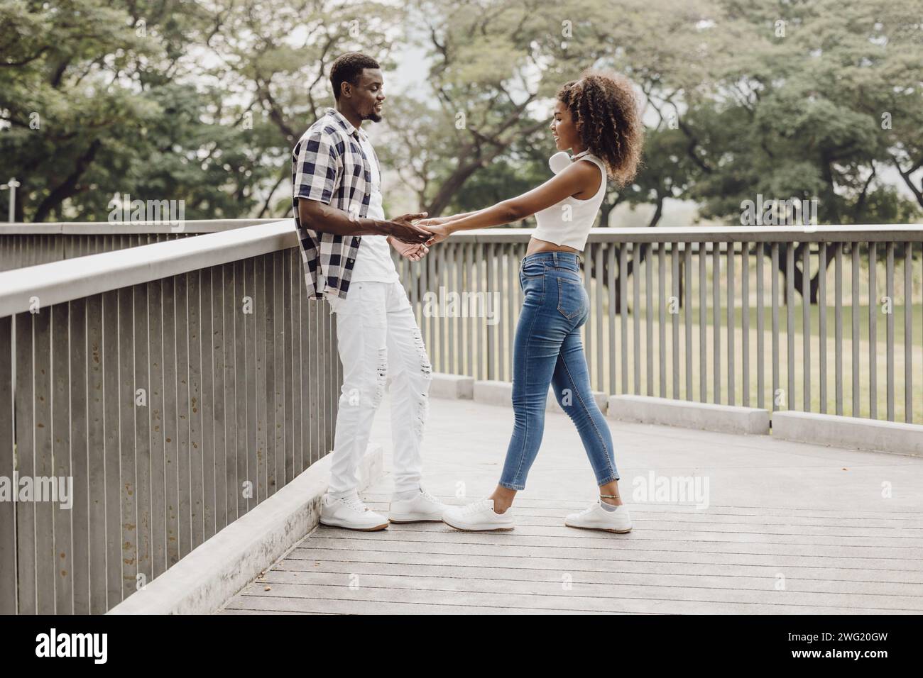 Date Paar Mann und Frauen valentinstag. Afrikanischer Schwarzliebhaber im Park im Freien, Sommersaison Vintage-Farbton Stockfoto