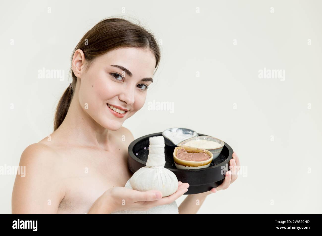 Spa Massage Schönheit Frauen Hand Geschenk Thai Kräuter Kompresse Ball isoliert auf weißem Hintergrund Stockfoto